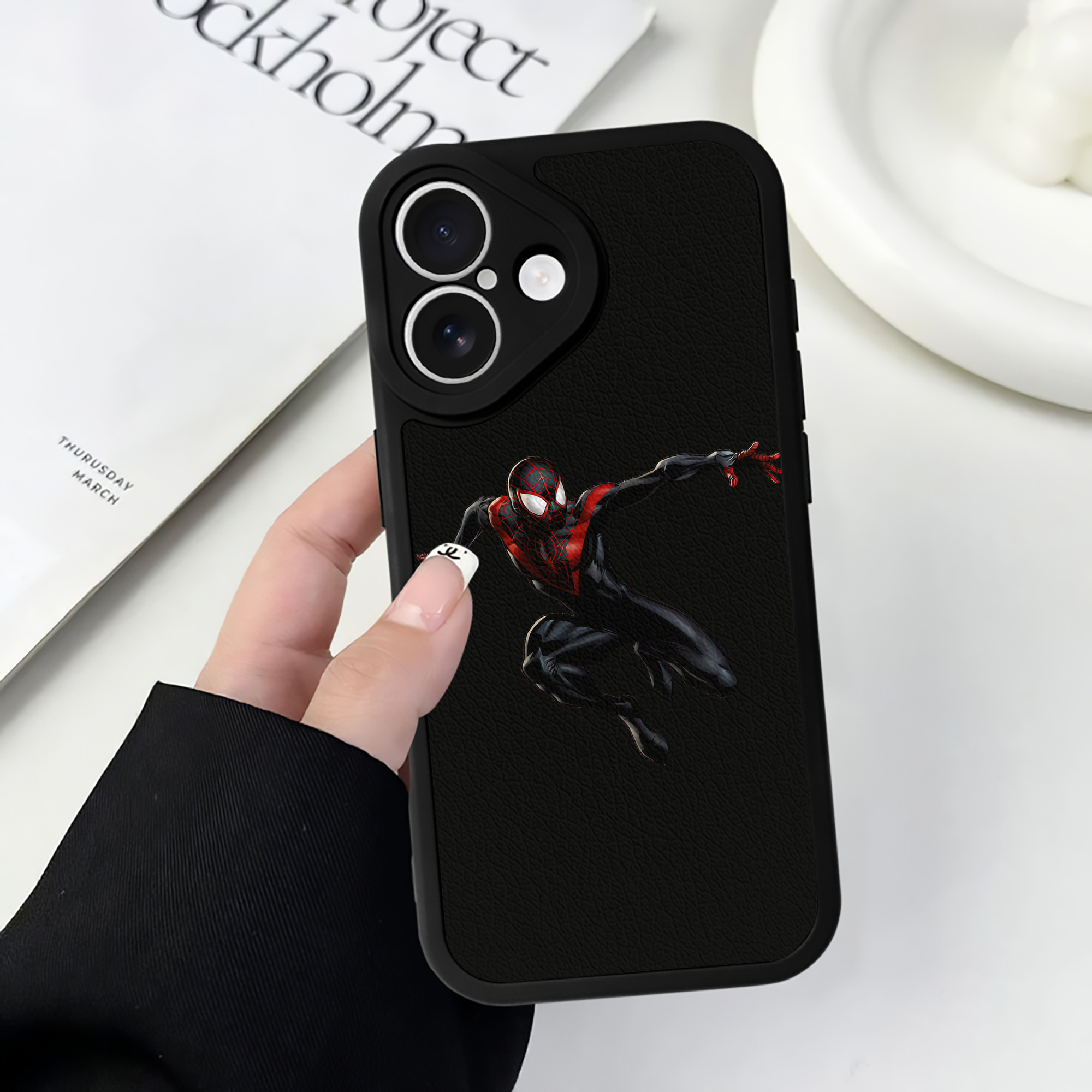 （画像用） Spider Man スパイダーマン 【iPhone 16シリーズ対応】シリコンスマホケース（レザー調） 材質：シリコン